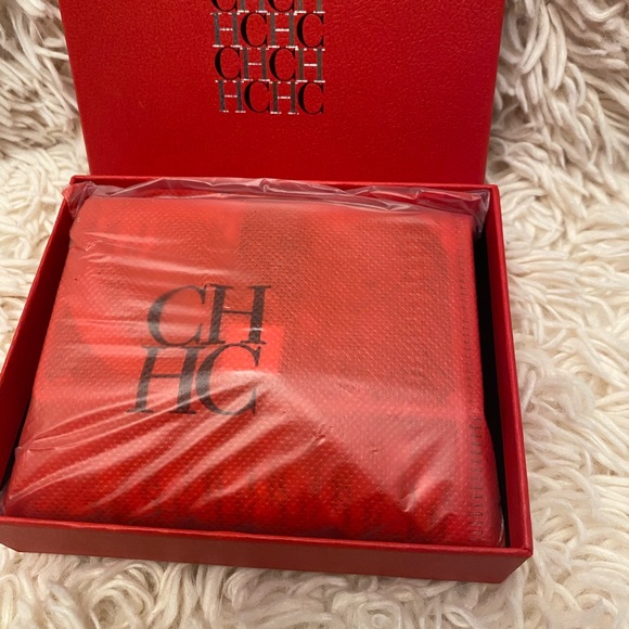 Carolina Herrera ID Wallet – Luxury Designer Card Holder mini travel wallet - Picture 2 of 10